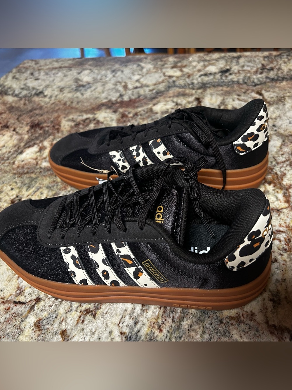 NWT adidas V L Court Unisex Men’s 8.8 Casual Athletic Sneakers Women’s 10